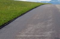 Nowy asfalt na drodze w Żurowej